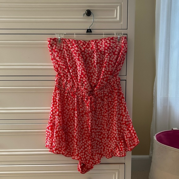Princess Polly Red Strapless Romper - Picture 1 of 6